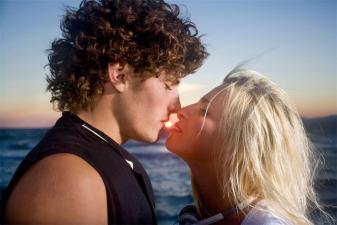 热恋期接吻频繁正常吗？